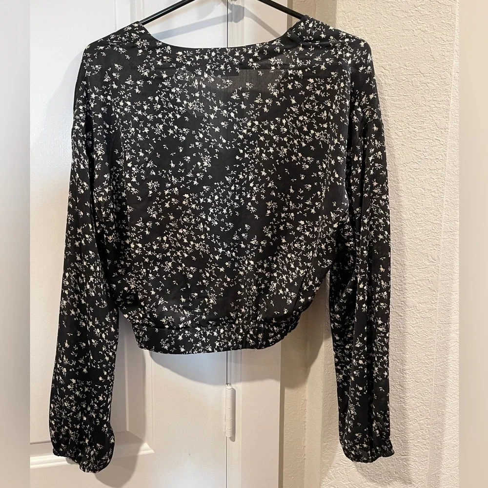 ASTR Black Floral 100% Polyester V-Neck Blouse Small NWT - Picture 2 of 7